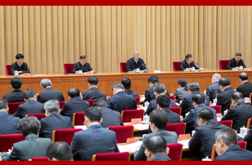 中央社會工作會議11月5日至6日在京召開，會上傳達了習近平重要指示。蔡奇出席會議并講話。