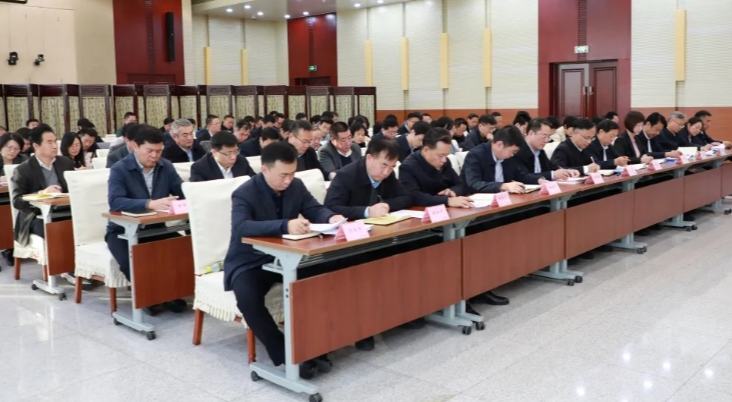  國家信訪局召開黨組擴大會議 傳達學習習近平總書記關于社會工作的重要指示和中央社會工作會議精神                                                                                                  11月6日下午，國家信訪局召開黨組擴大會議，傳達學習習近平總書記關于社會工作的重要指示和中央社會工作會議精神，研究部署貫徹落實措施。中央社會工作部副部長，國家信訪局黨組書記、局長李文章主持會議并講話。局黨組成員、副局長李自軍、孫建立、金艷麗出席會議并分別傳達有關講話精神。